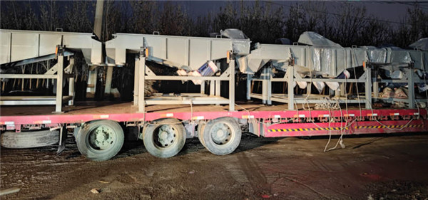 10臺直線篩發貨，優化工藝結構，改進進出料口和防塵口