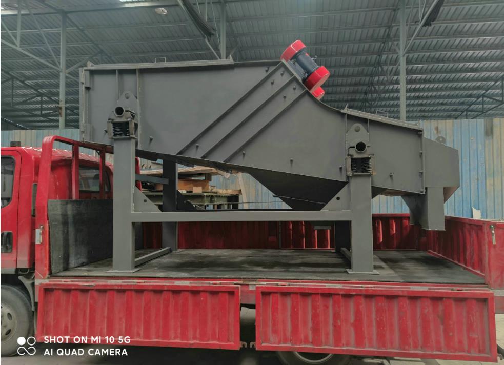 濟寧的宋經理訂購的康振機械振動篩于昨天由德邦物流發出,預計三天后到達,請注意查收