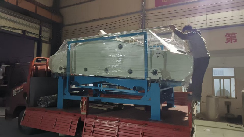 客戶定制帶噴淋裝置的脫水篩發貨