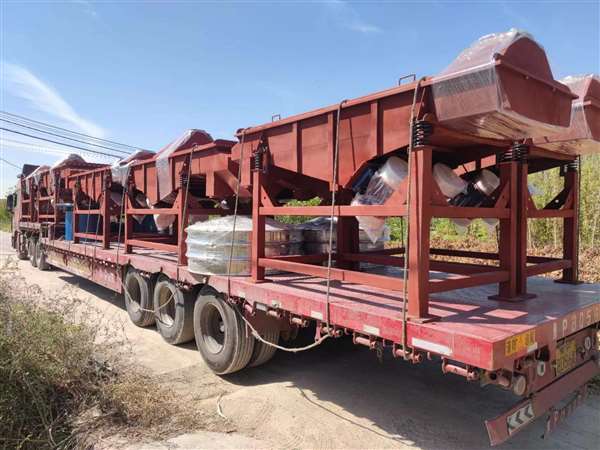 10臺直線振動篩發(fā)貨 大批量生產(chǎn)， 感謝客戶信任與支持！