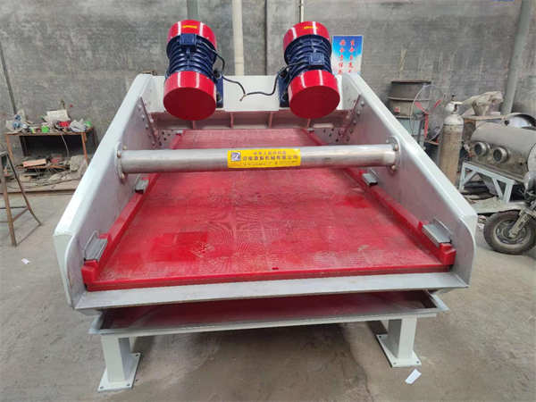 1540特制不銹鋼脫水振動篩，已發(fā)貨，篩分效果好，篩箱采用高強度螺栓鉚釘，篩面由弧形段與直線段組成，結(jié)構(gòu)堅固耐用，用料厚實，運行平穩(wěn)噪聲低，使用率高，使用壽命長！