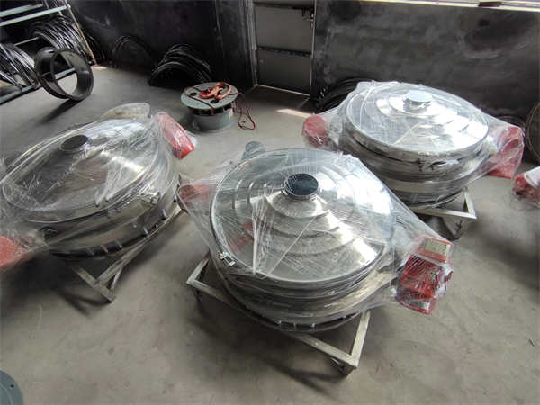 4臺1200不銹鋼直排篩發(fā)貨， 加裝超聲波系統(tǒng)，篩分精度高，產(chǎn)量大， 能耗低，全封閉，無粉塵，特制電機。